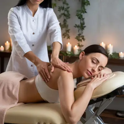 Девушка лежит в расслабленном состоянии на массажном столе, на спине руки массажистки