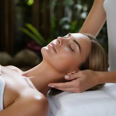 Девушка лежит на массажном столе, массажистка массирует область шеи